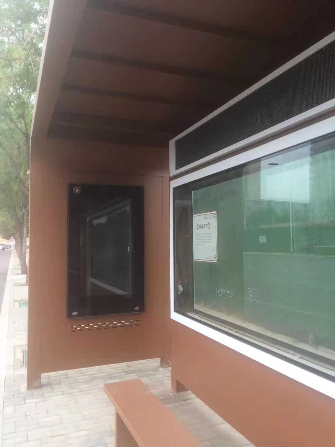 衡水55寸嵌入式公交电子站牌案例