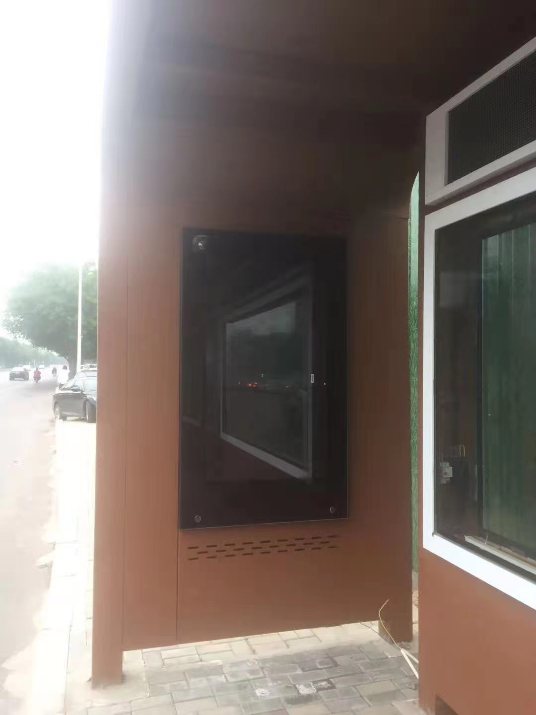 衡水55寸嵌入式公交电子站牌案例