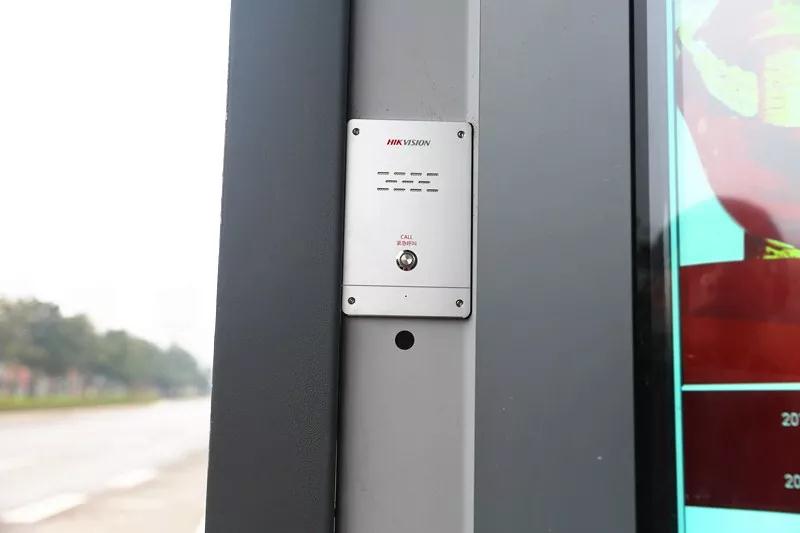 重庆渝北区55寸嵌入式公交电子站牌案例