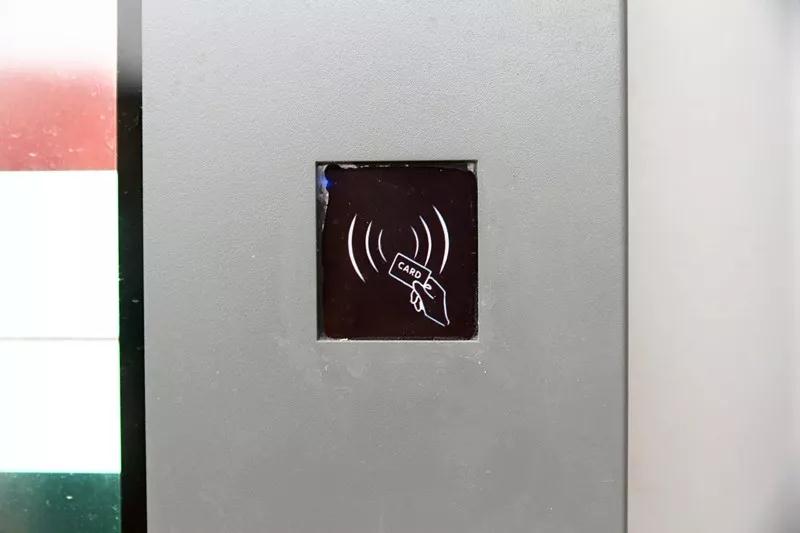 重庆渝北区55寸嵌入式公交电子站牌案例