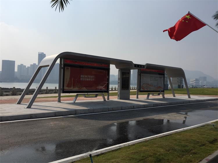 珠海滨海情侣55寸立式公交电子站牌案例