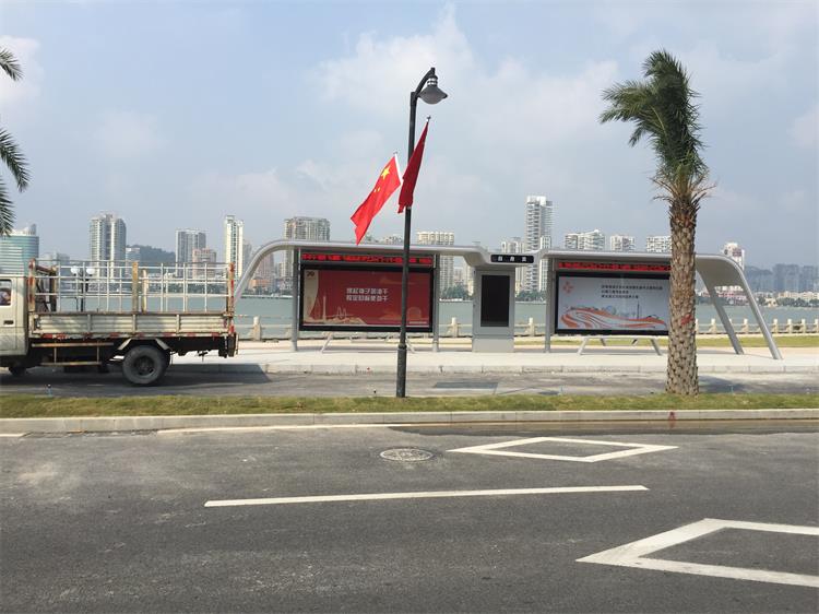 珠海滨海情侣55寸立式公交电子站牌案例