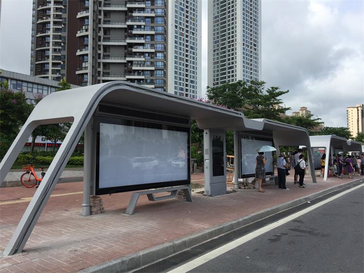 珠海滨海情侣55寸立式公交电子站牌案例