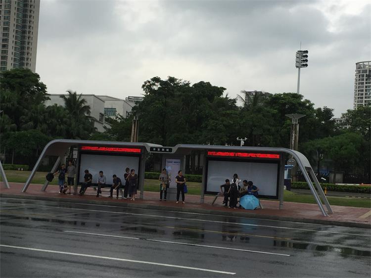 珠海滨海情侣55寸立式公交电子站牌案例