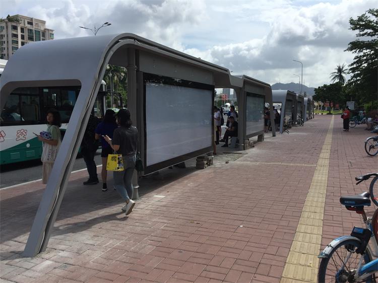 珠海滨海情侣55寸立式公交电子站牌案例